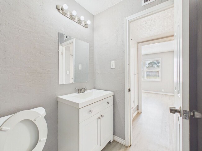 Building Photo - 3010 Westhaven Dr