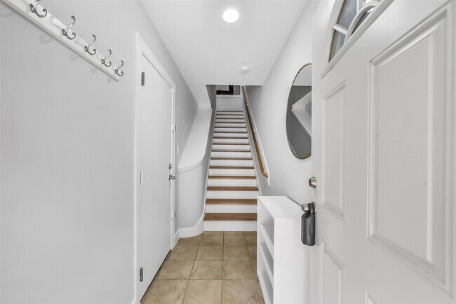 Building Photo - 8715 Meadowcroft Dr