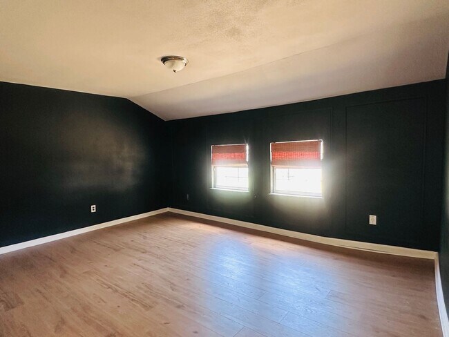 Building Photo - 1325 Tyler Ave