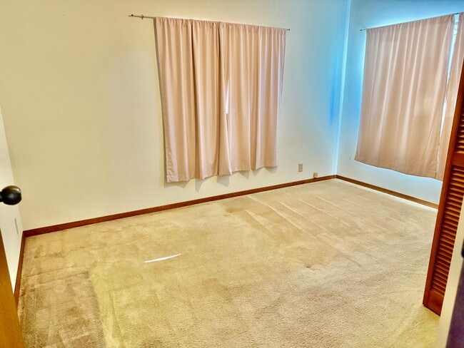 Building Photo - Experience comfort in this charming 3 bed, 2 bath rental home with a wood-burning stove, sunken j...