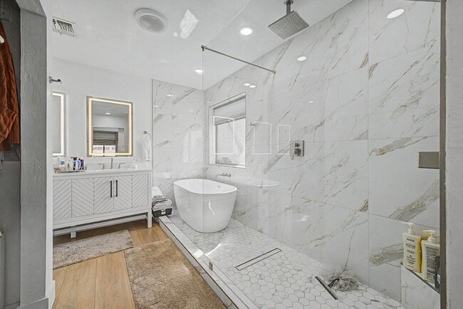 Building Photo - 8352 W San Juan Ave