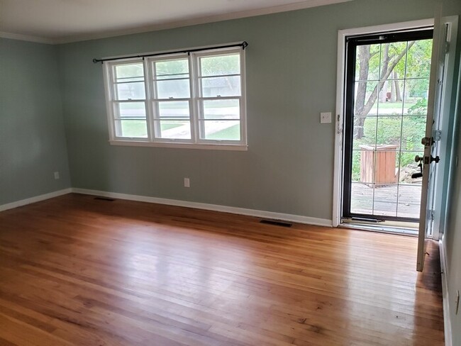 Building Photo - Beautiful 3 Bed Home in KCMO - Available i...