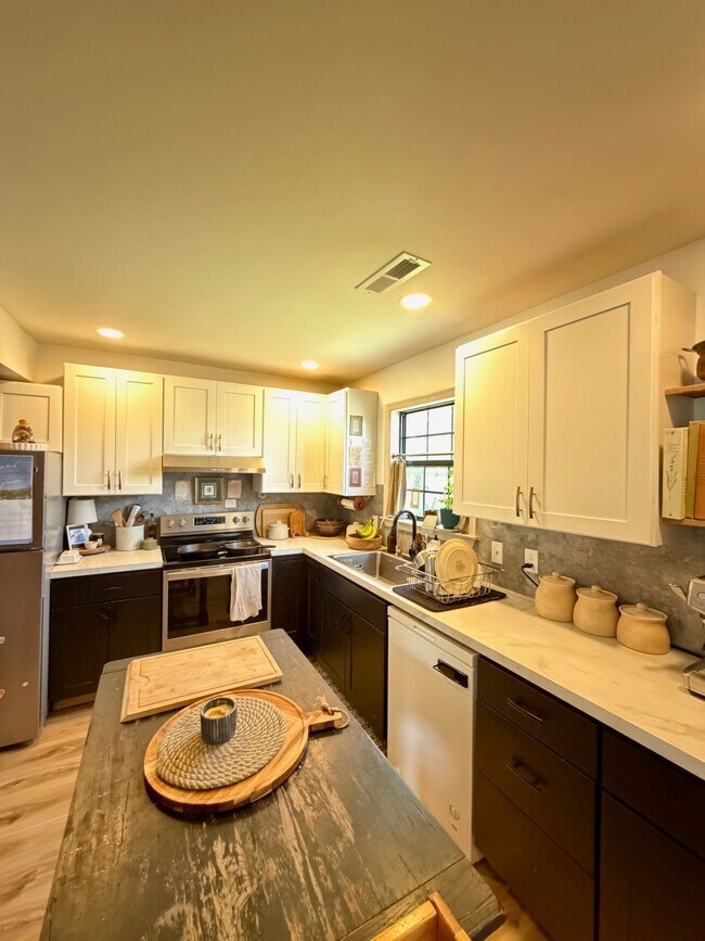 Building Photo - 60 Carriage House Dr