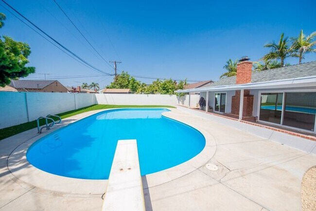 Building Photo - Completely Remodeld W/ Swimming Pool!