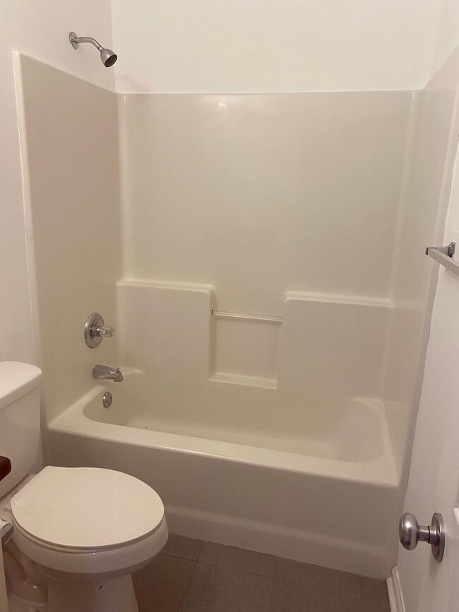 Building Photo - Cozy 3 Bed 2 Bath Available January 2026!