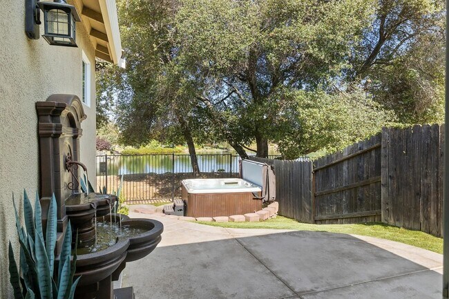 Building Photo - 325 Indian Runner Ct