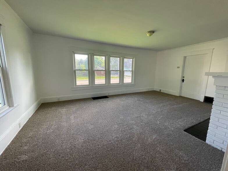 Building Photo - 593 Maple St