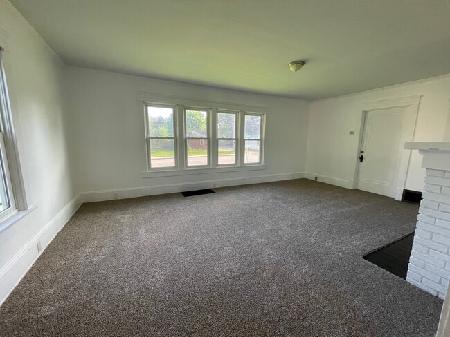 Building Photo - 593 Maple St