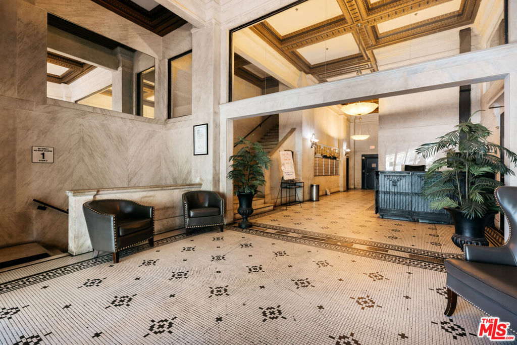 Building Photo - 108 W 2nd St