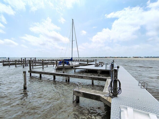 Building Photo - 205 Yacht Club Ln