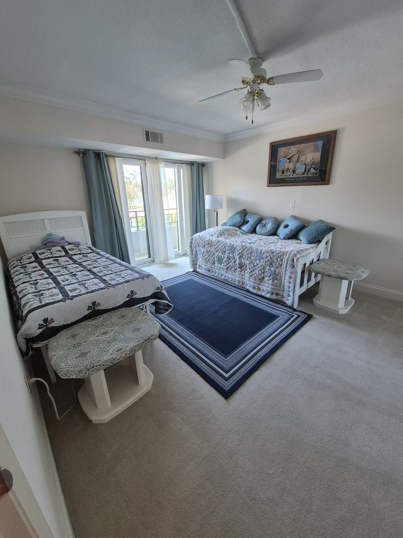 Guest Bedroom with two Twin Beds - 830 S Gulfview Blvd