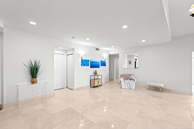 Building Photo - 309 E Ocean Ave