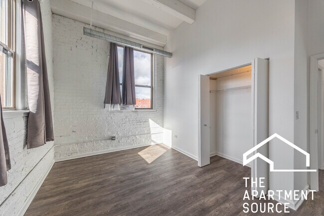 Building Photo - 932 W Dakin St