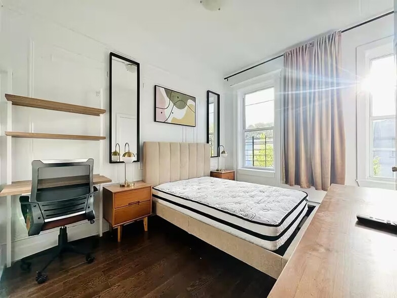 Building Photo - Furnished room/NOT APARTMENT