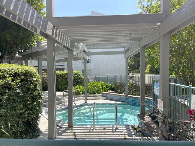 Building Photo - 2 Bedroom + 2 Bath Condo in Winnetka