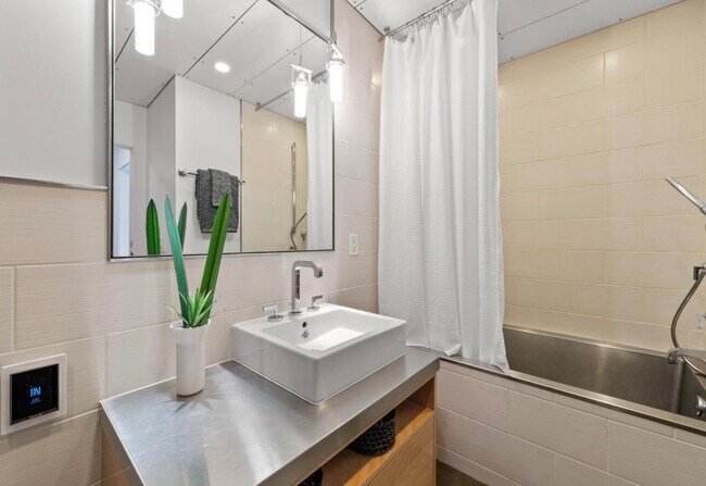 Building Photo - 1BR/1BA PENTHOUSE! Enormous Private Roof D...
