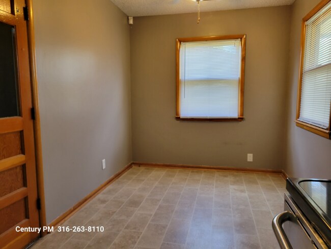 Building Photo - 3114 S Elizabeth Ave