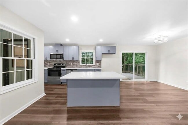 Building Photo - 3022 Hillwood Dr NW