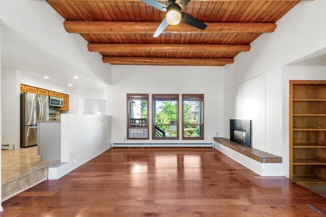 Building Photo - Vibrant Home Off Rodeo Rd.
