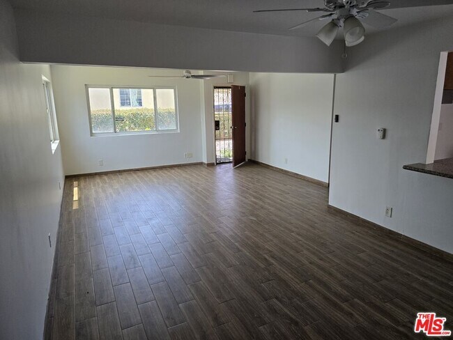 Building Photo - 533 W 77th St