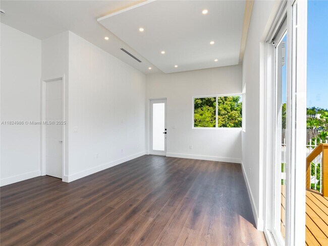 Building Photo - 2931 SW 12th Ave