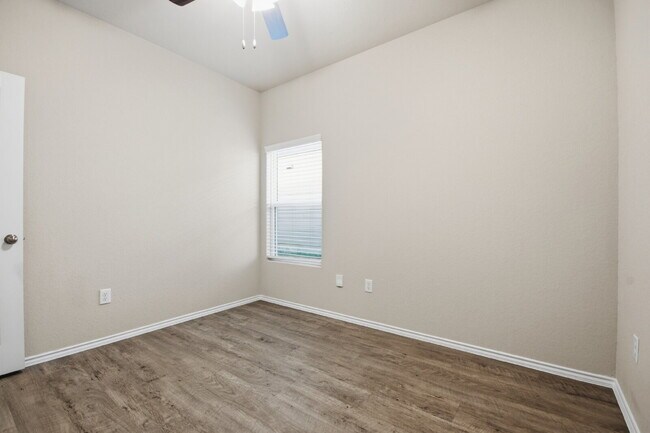 Building Photo - "Charming 3-Bedroom Retreat with 2 Baths in the Heart of New Braunfels!"