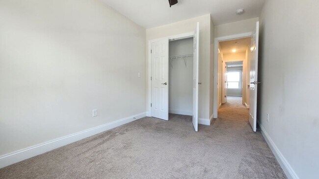 Building Photo - 2219 Deyerle Ave