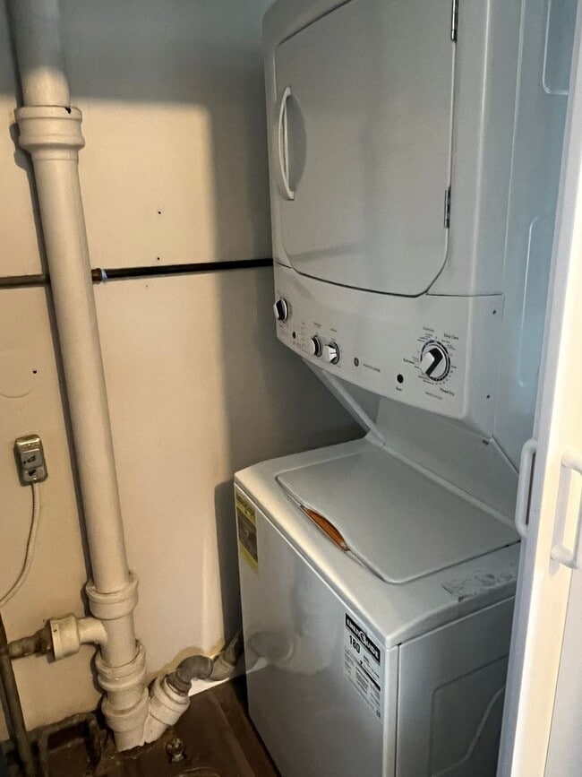 Building Photo - Molette Home in the heart of Moline.