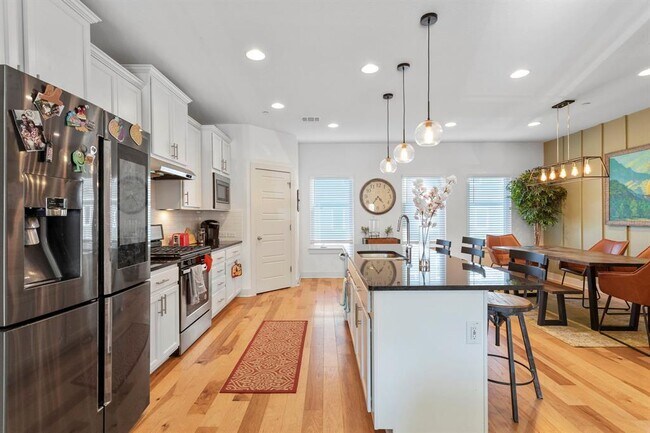 Building Photo - 7203 Bassett Ct