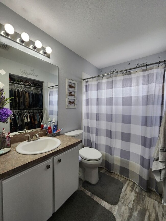 Building Photo - Gorgeous 3-Bedroom, 2-Bathroom in Brandon