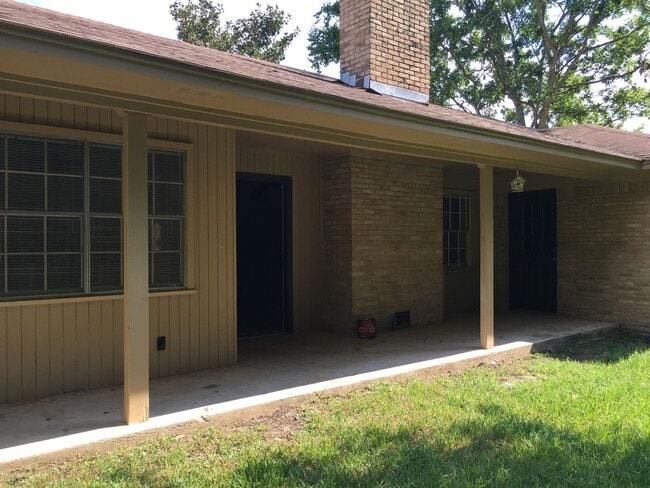 Building Photo - 3/2/2 Fenced Yard and Pet Friendly