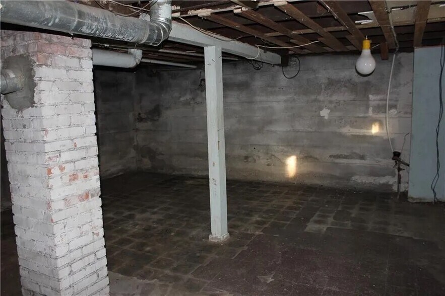 Building Photo - 302 N Oakley Ave