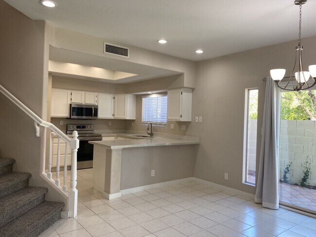 Building Photo - Must See 2/2.5 Condo in Pointe South Mount...