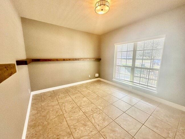 Building Photo - Fantastic Location ~ Convenient to Lackland, great restaurants ~ Room to Spread out!