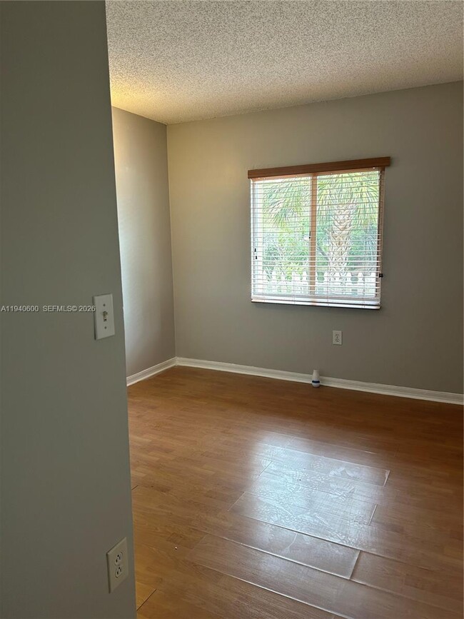 Building Photo - 6225 SW Kendale Lakes Cir