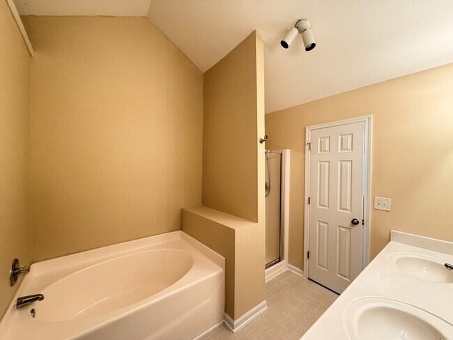 Building Photo - 540 Georgia Way