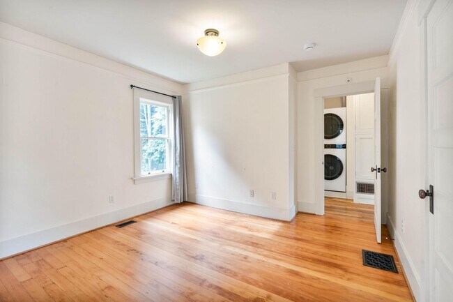 Building Photo - $300 off 1st month! Beautiful 2-bdrm/1-bat...