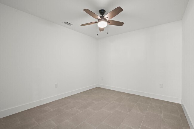 Building Photo - 1392 San Cristobal Ave