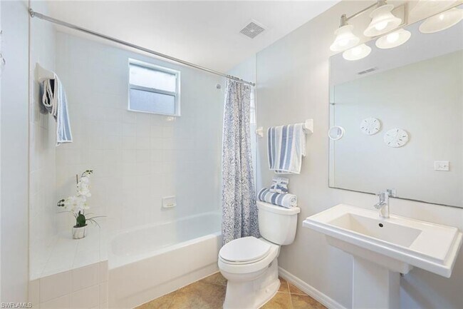 Building Photo - 360 Robin Hood Cir