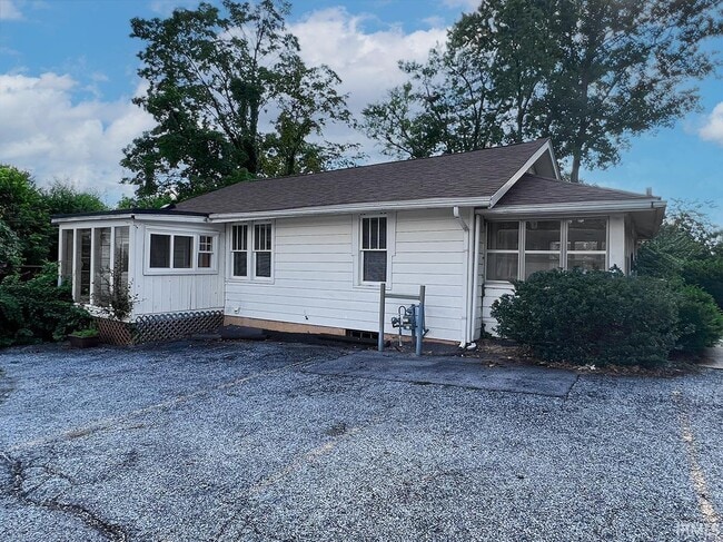 Building Photo - 410 E Hillside Dr