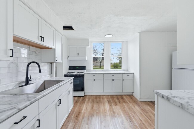 Building Photo - Charming 3BR with Garage & Updates