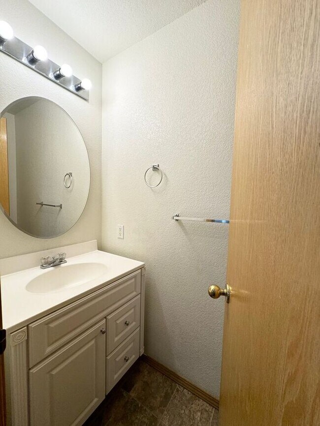 Building Photo - Gorgeous 5 Bedroom 3.5 Bath House with 3 c...