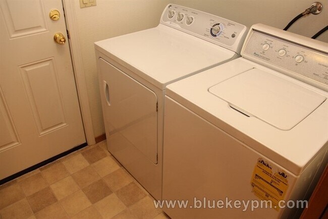 Building Photo - 4 Bed, 3 Bath Home w/ 1 Bed and 1 Full Bath on Main Near Bethany/Rock Creek