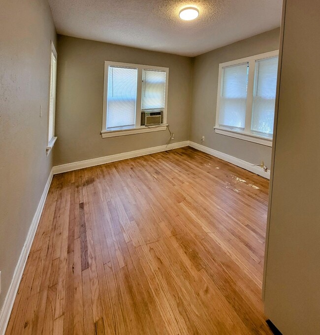 Building Photo - Front Duplex on 11th