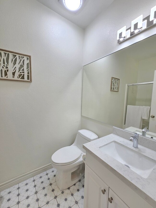 Building Photo - Beautiful Upgraded 2 Bedroom 2 Bathroom Townhouse in Gated Community – Santa Clarita