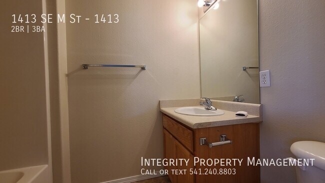 Building Photo - 1413 SE M St