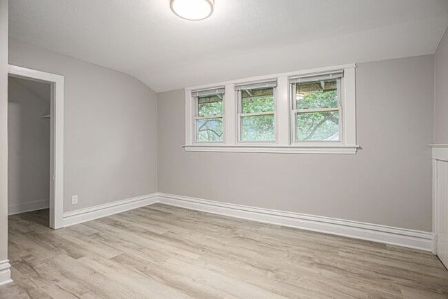 Building Photo - Fully Renovated 3 bed 2 bath home - Ask about our security deposit alternative!