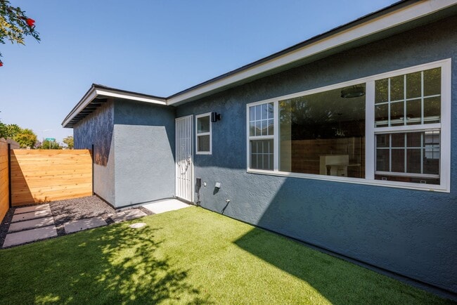 Building Photo - Welcome to your new home in the vibrant Ba...