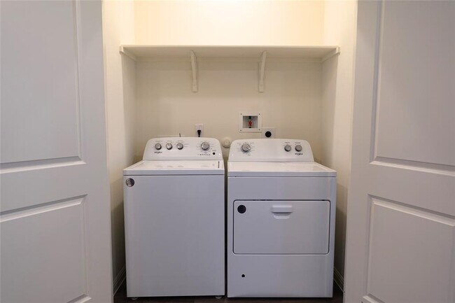 Building Photo - 402 Plateau St