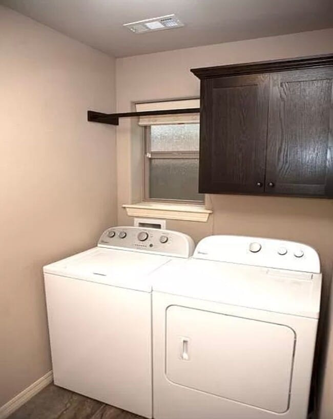 Building Photo - Available August 1st! Two-Story 3 Bedroom, 2.5 Bathroom in the center of Fayetteville